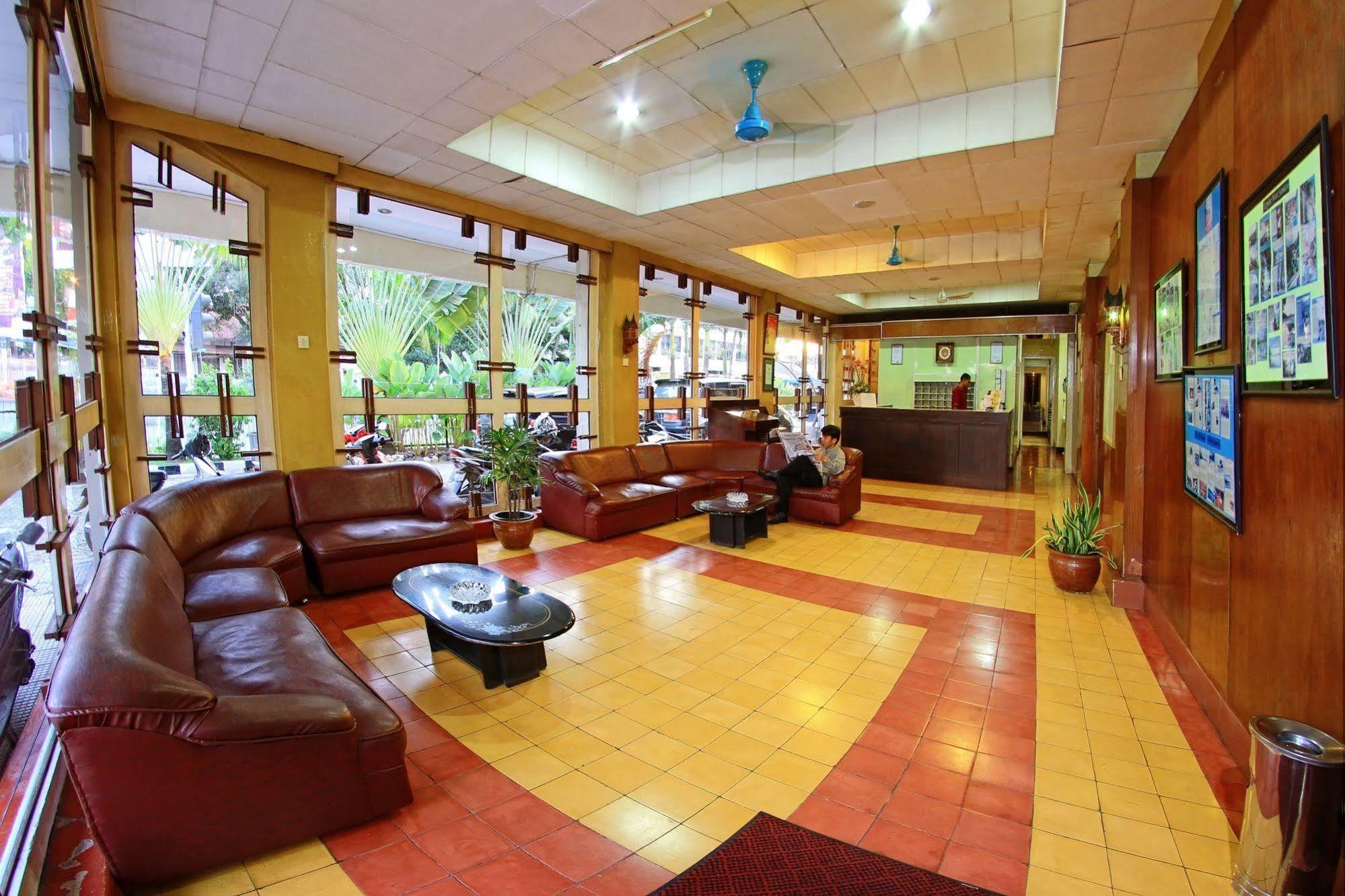 Hotel Hangtuah Padang  Exterior photo
