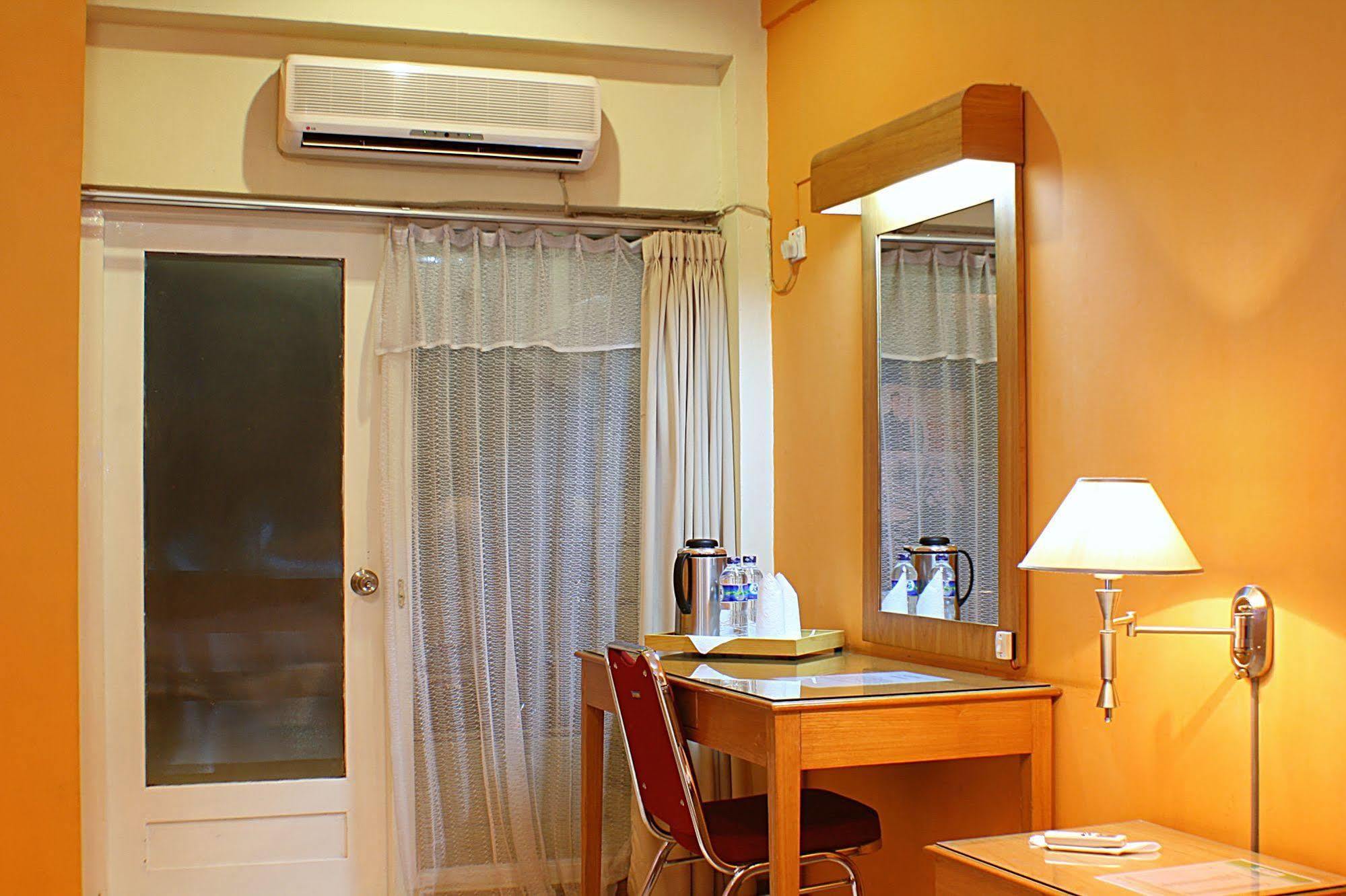 Hotel Hangtuah Padang  Exterior photo
