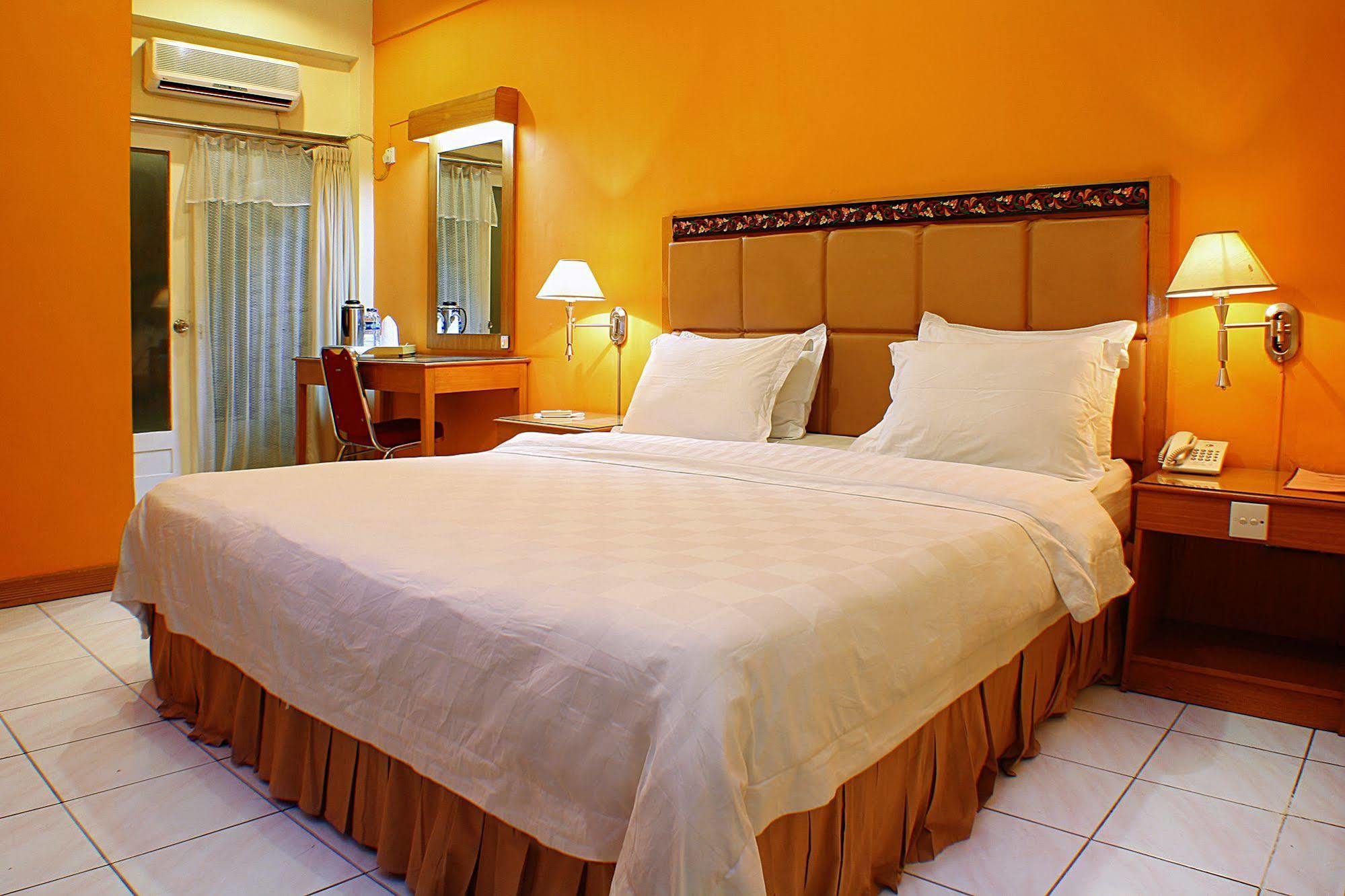 Hotel Hangtuah Padang  Exterior photo
